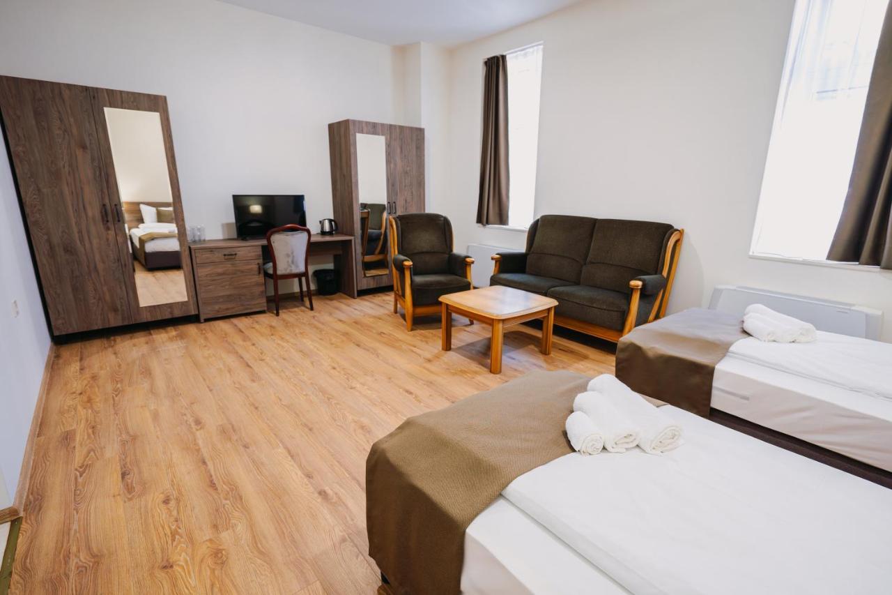 Хотел Театъръ Hotel Pleven Ngoại thất bức ảnh