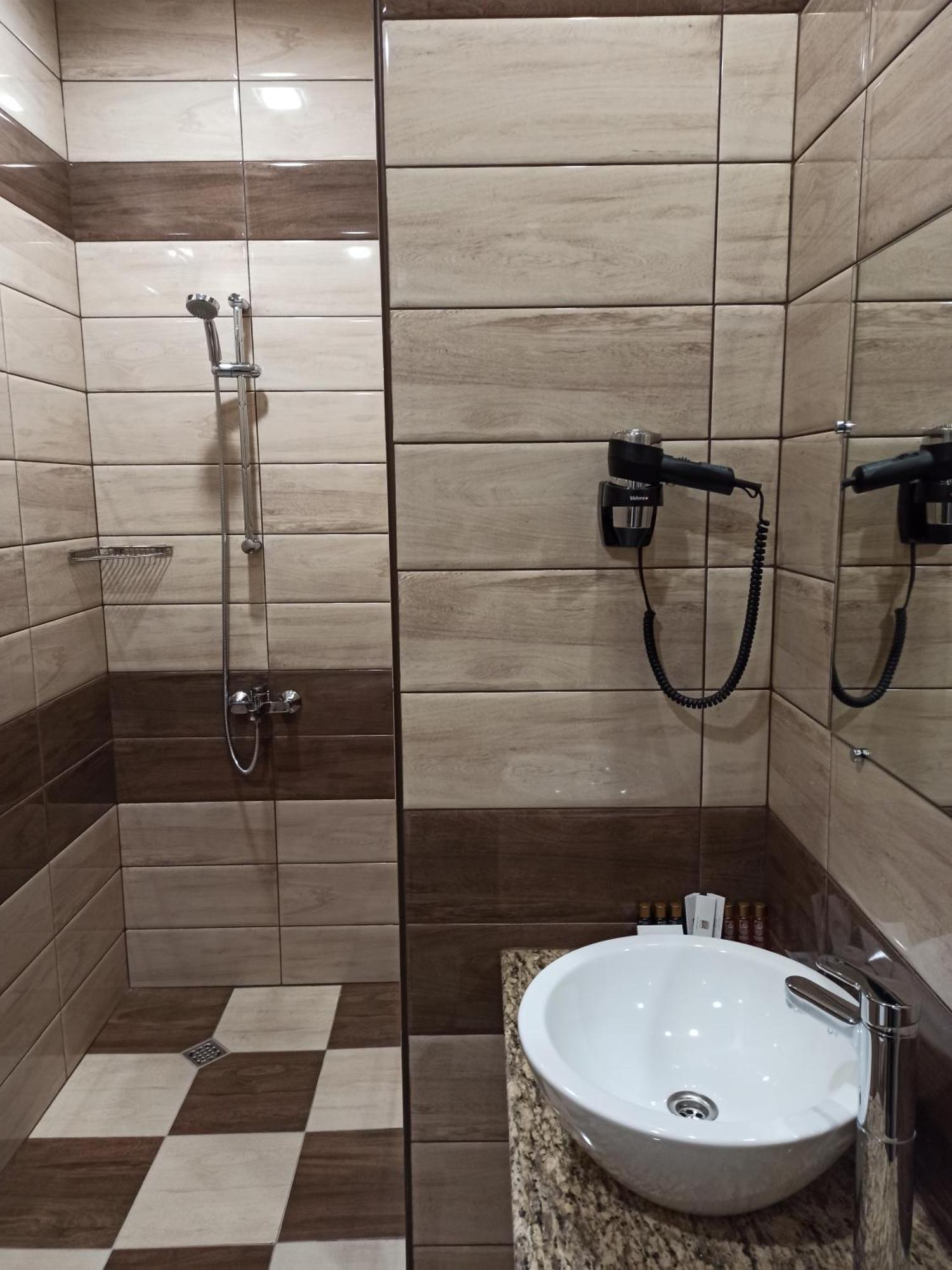 Хотел Театъръ Hotel Pleven Ngoại thất bức ảnh