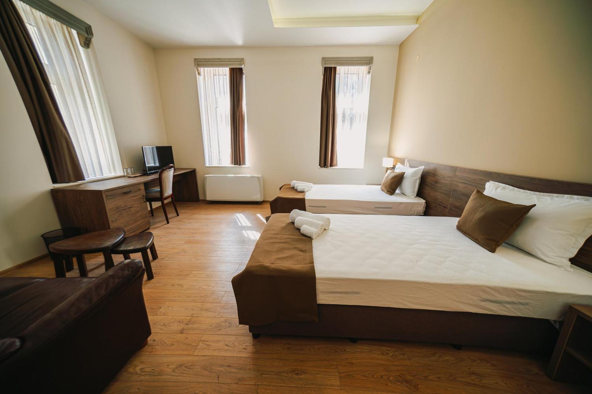 Хотел Театъръ Hotel Pleven Ngoại thất bức ảnh