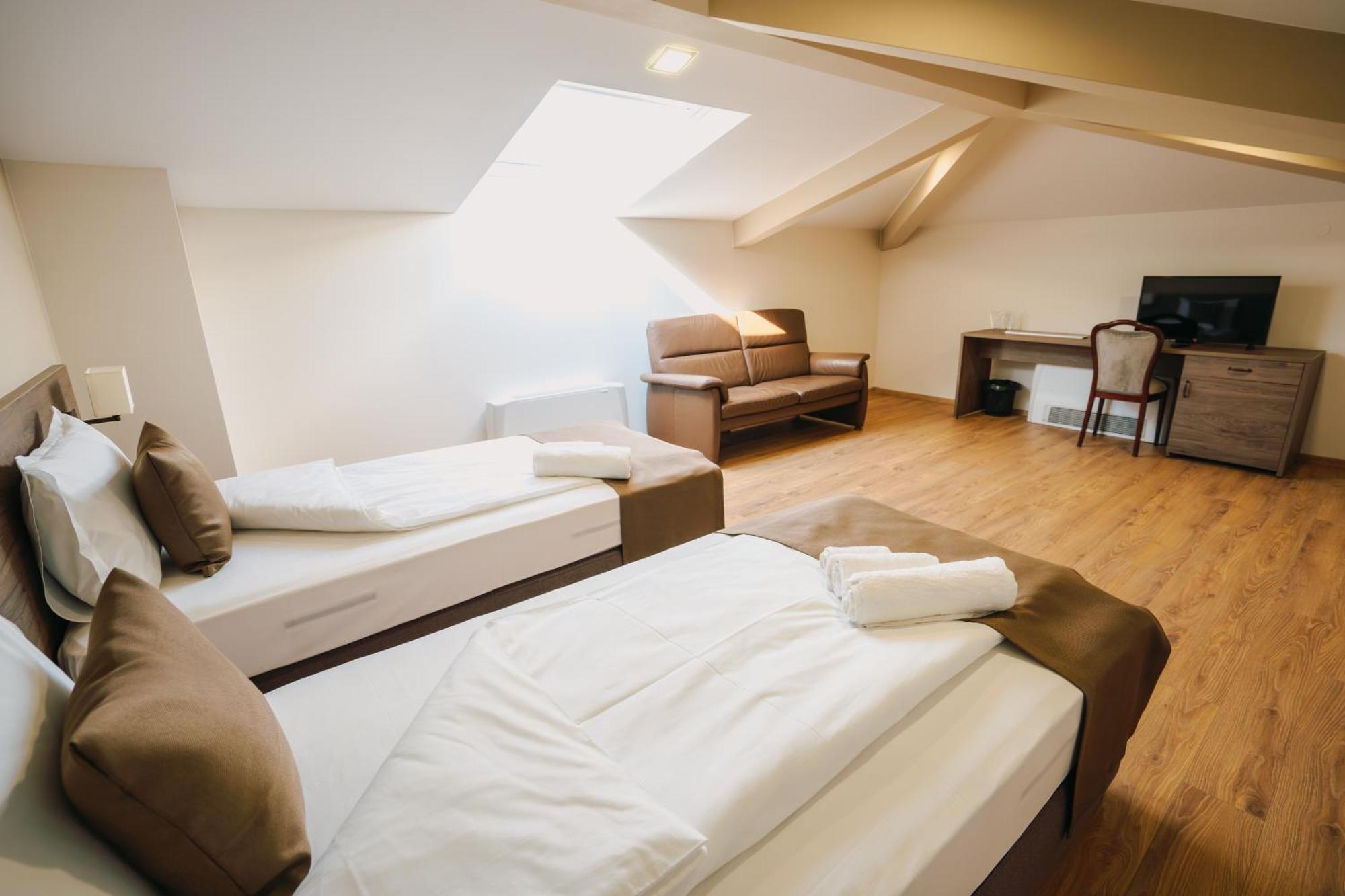 Хотел Театъръ Hotel Pleven Ngoại thất bức ảnh
