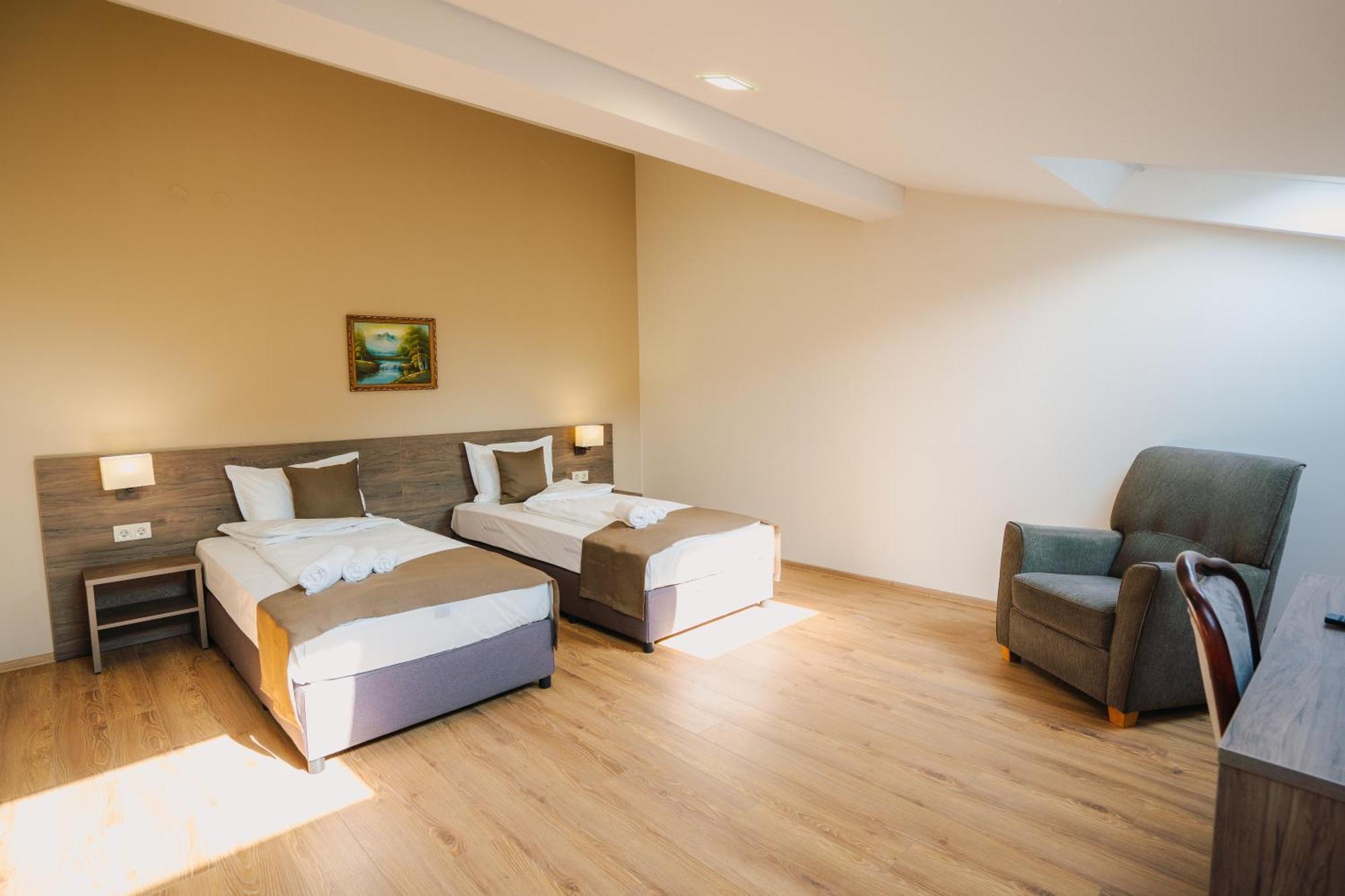 Хотел Театъръ Hotel Pleven Ngoại thất bức ảnh