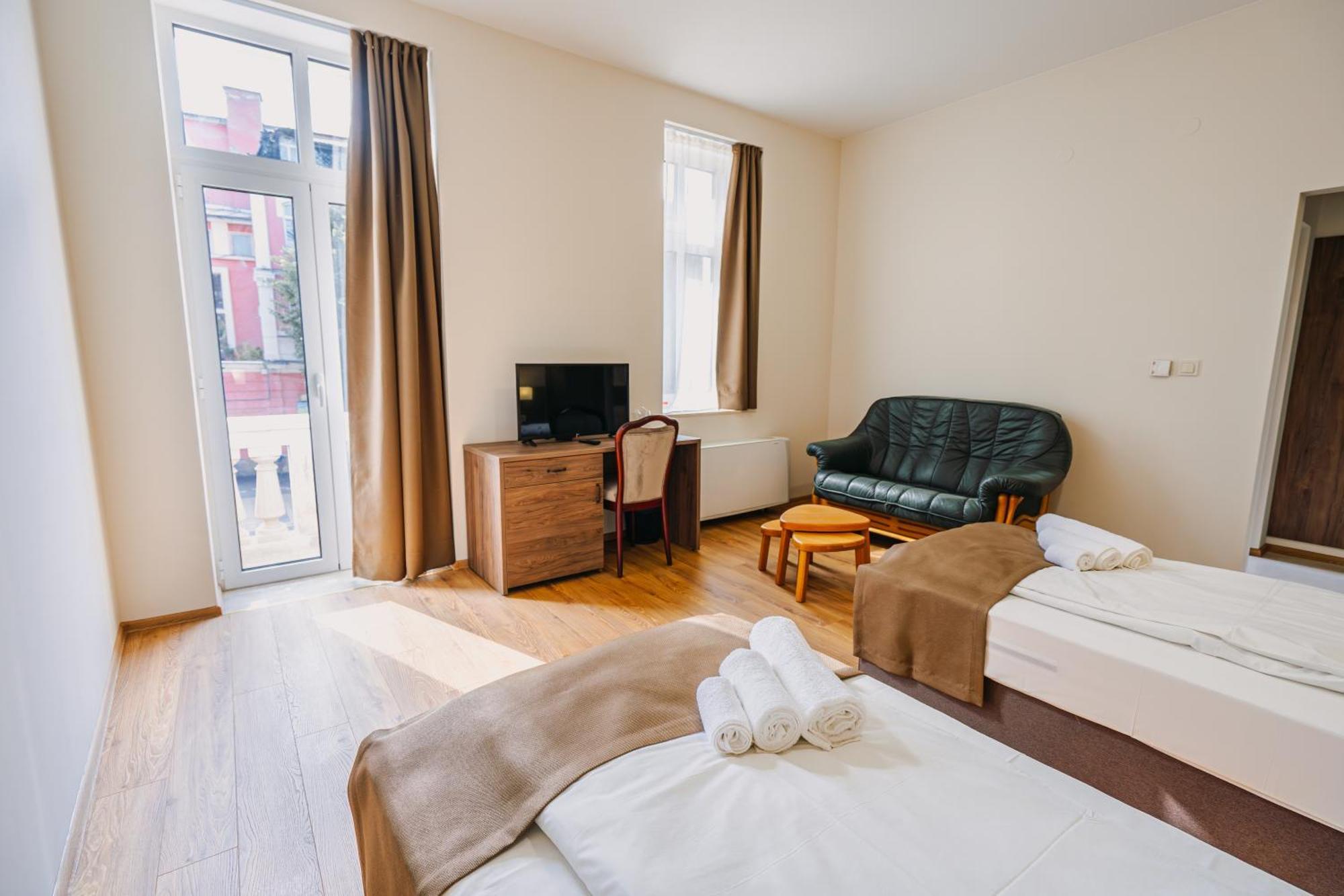 Хотел Театъръ Hotel Pleven Ngoại thất bức ảnh